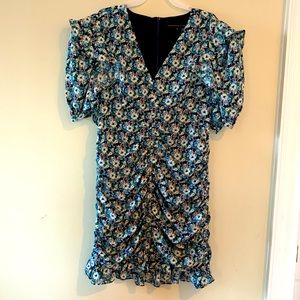 Fitted mini dress. Size M. V-neck and gathered in the middle.